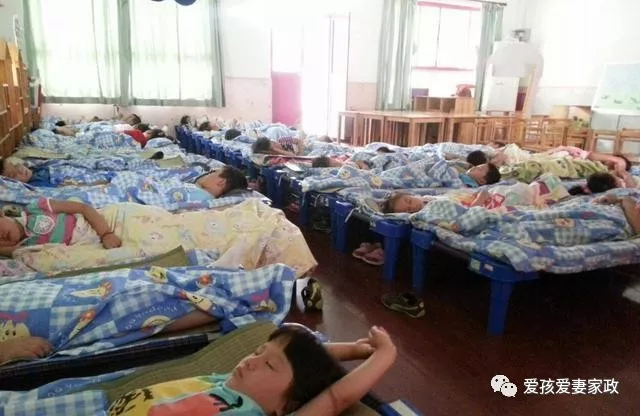 儿园老师上传孩子午睡照片，家长群顿时“炸锅”，纷纷责问老师(图4)